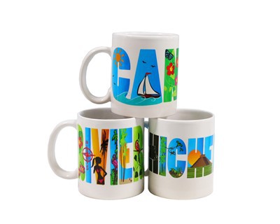 Taza de cerámica totalmente blanca con diseño impreso.