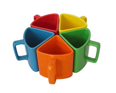 Taza de cerámica triangular colorida